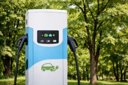 Colonnina elettrica con due punti di ricarica.